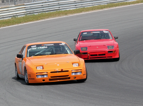 De-Porsche-944-2.5-Cups-van-Ton-Vos-en-Marc-Burger-in-gevecht