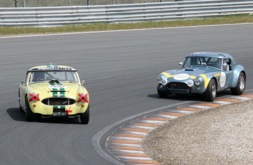 Jaap-Sinke-Healey-in-gevecht-met-Armand-Adriaans-Shelby-Cobra-