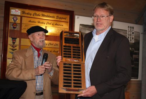 Bill Emmerson overhandigt de Gerry Coker Award aan Karsten Stelk.